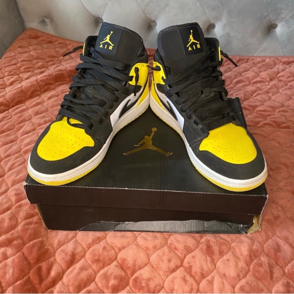 Jordan 1 Mid SE Yellow Toe 2019 - Picture 1 of 14